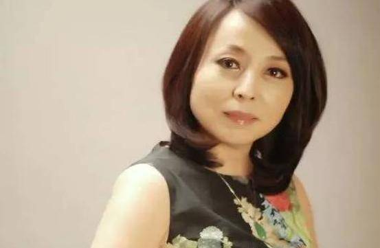 当年,22岁小伙爱上大41岁女领导,患难不离不弃,如今已有2子1女_李巧林