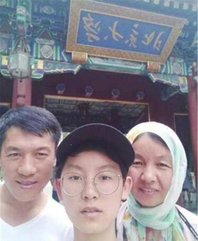 宁夏文科女状元,出身贫苦18岁没用过手机,却考688分上北大