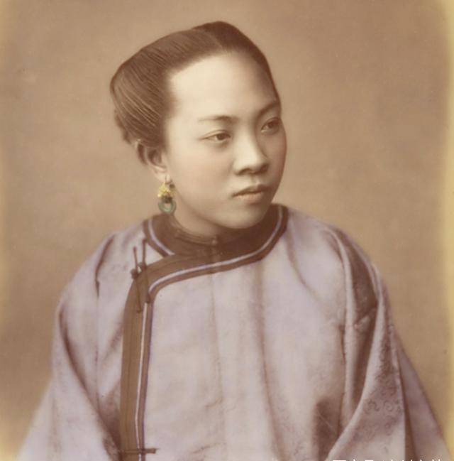 一女子睡觉时,就因为被风吹动了一下门帘,第二天她就自尽了