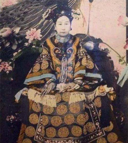 她的妹妹叶赫那拉·婉贞曾被选中进宫,嫁给了奕譞.