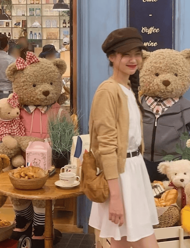 kimehwa的长相偏甜美,笑起来时那双弯弯的月牙眼睛