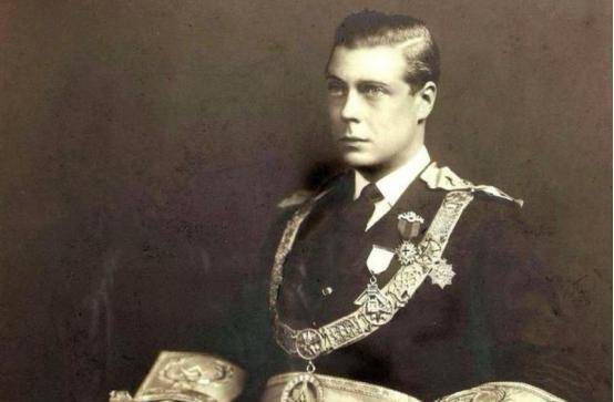 毕竟爱德华八世的父亲乔治五世开创了温莎王朝,身为王位顺位第一继承