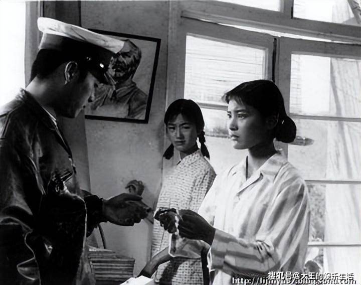 70岁老戏骨毛永明带妻子定居美国,从美男子变成光头令人认不出来