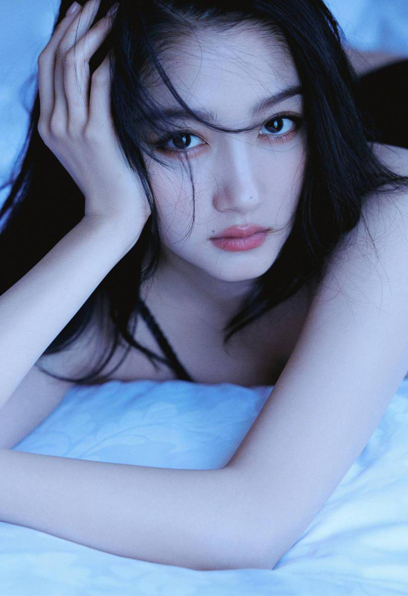 关晓彤放飞自我,穿吊带睡裙在床上撒欢,露修长美腿赤足性感撩人