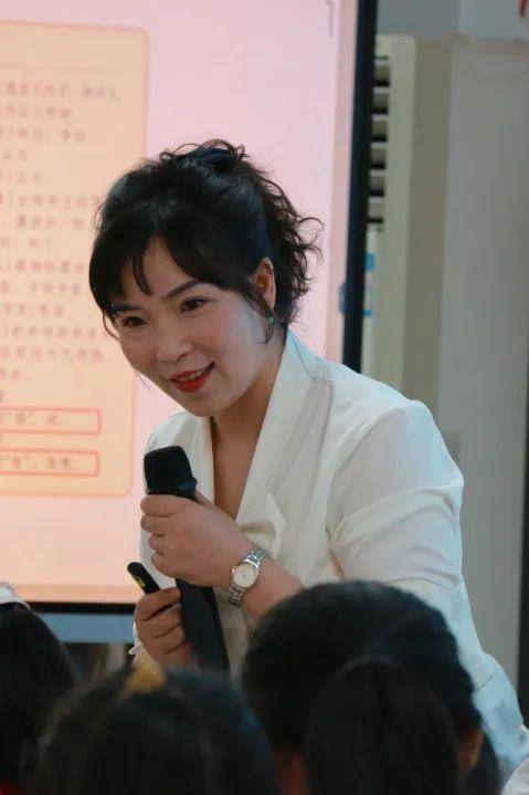 龙宝珠老师以"学习辩论智慧,构建理性思维"为主题 ,通过"辩题,晓文意