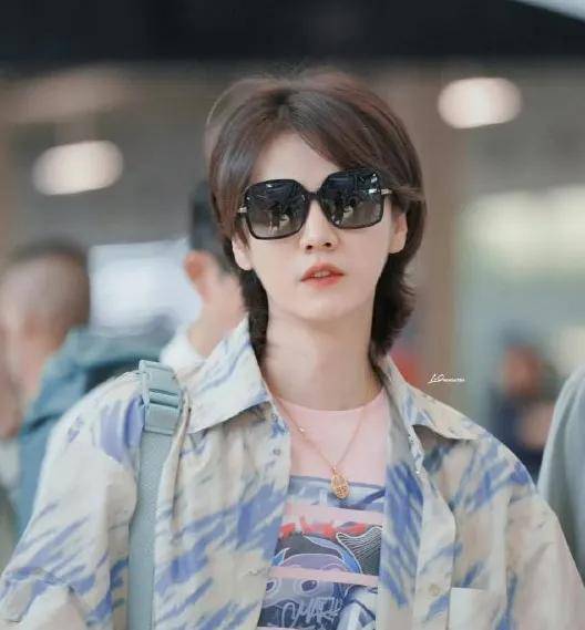 有一种整容叫鹿晗恋爱,女友关晓彤没什么变化,他像换了个人.