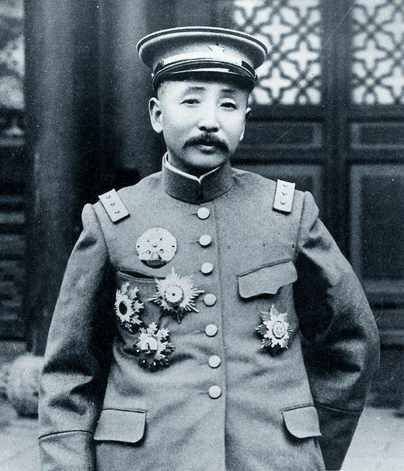 张作霖10月22日夜,曹锟的心腹爱将冯玉祥,发动北京兵变,囚禁了曹锟.