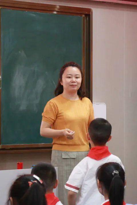 南街小学张智勇老师执教《八颗行星》张智勇老师执教的是六年级科学