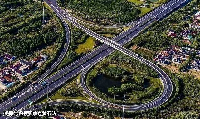 轨交崇明线,北沿江高铁,枢纽场站扩容,主干道改造等基础建设,使崇明岛