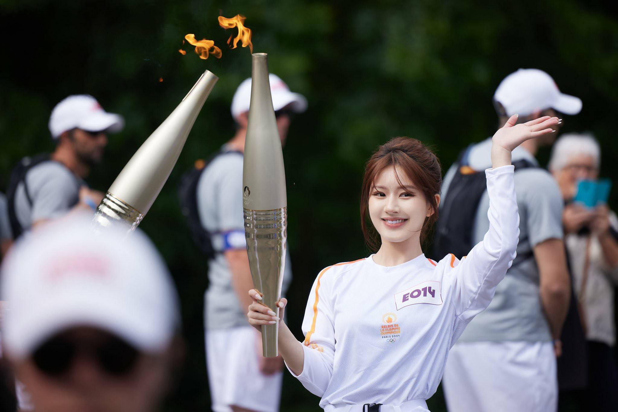 赵露思巴黎奥运传递火炬画面曝光,生图和官方照都美翻了