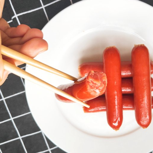 2:烤出的烤肠可以当零食吃,也可以用来卷鸡蛋灌饼或者用来做热狗面包.