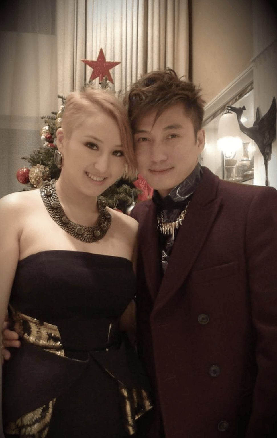 35岁何超云赴日旅游,晒未婚夫视角照状态松弛,恋爱三年不急结婚