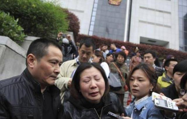 南京富二代吉星鹏,怀疑妻子不忠,当着百天的女儿,捅妻60多刀