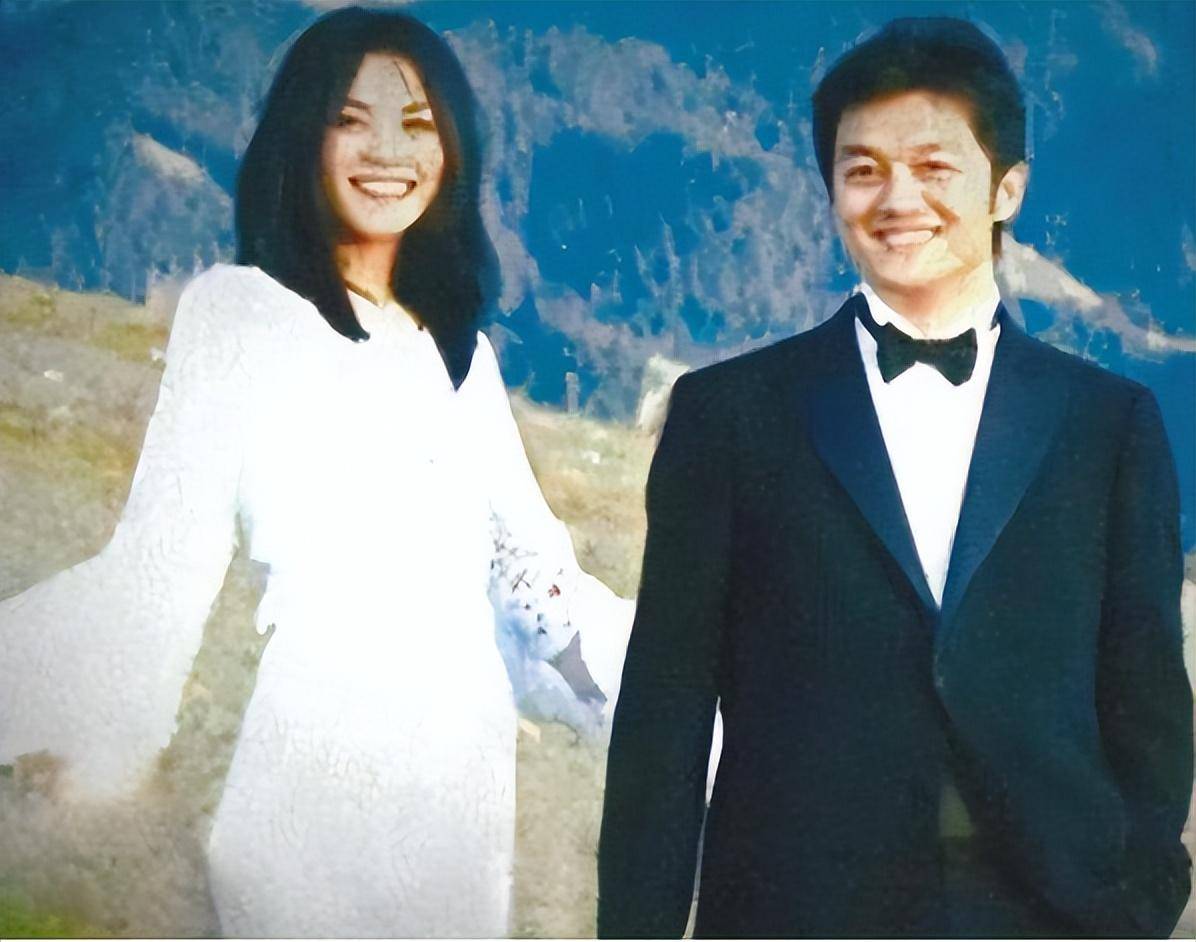 很明显,李亚鹏希望王菲能成为一位会做家务的传统妻子,但王菲并不符合