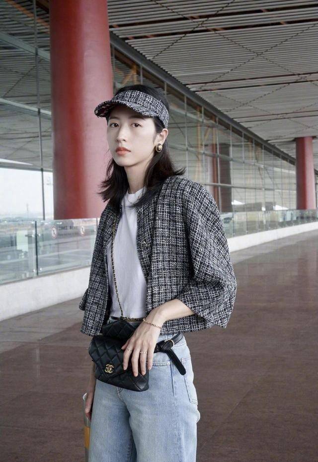 今年流行超短西装,周雨彤拿来配高腰阔腿裤,洋气又高级a爆了