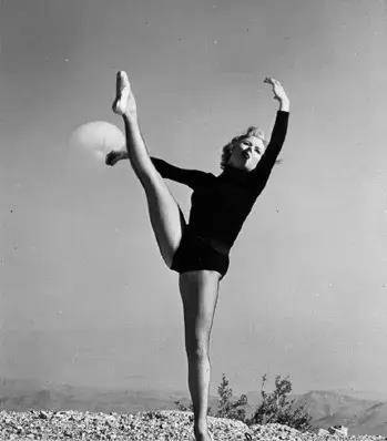 原子弹下的芭蕾舞者,远方为迪克西核试验的蘑菇云一位美国女孩与一位