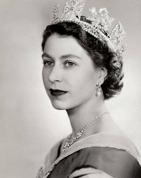 英国女王年轻时多么漂亮?老公不让她单独外出,舍弃王位伴她左右