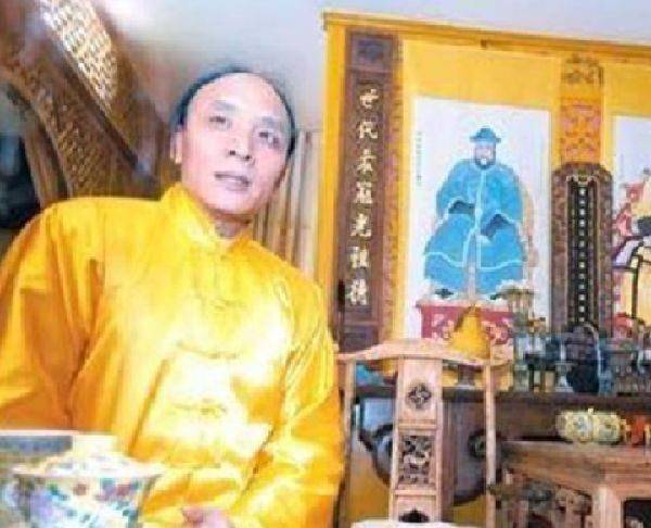 他自称多尔衮十世孙,至今留辫子穿黄袍,曾因买不到票大闹火车站