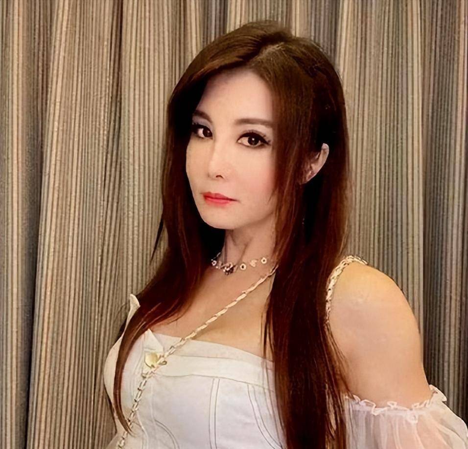 16岁已是"人间尤物",被仨渣男折磨,与闺蜜暧昧,现55岁仍单身_杨丽菁