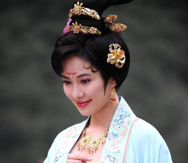 杨贵妃的姐姐们有多嚣张?爆出皇室绯闻,家奴还鞭打公主