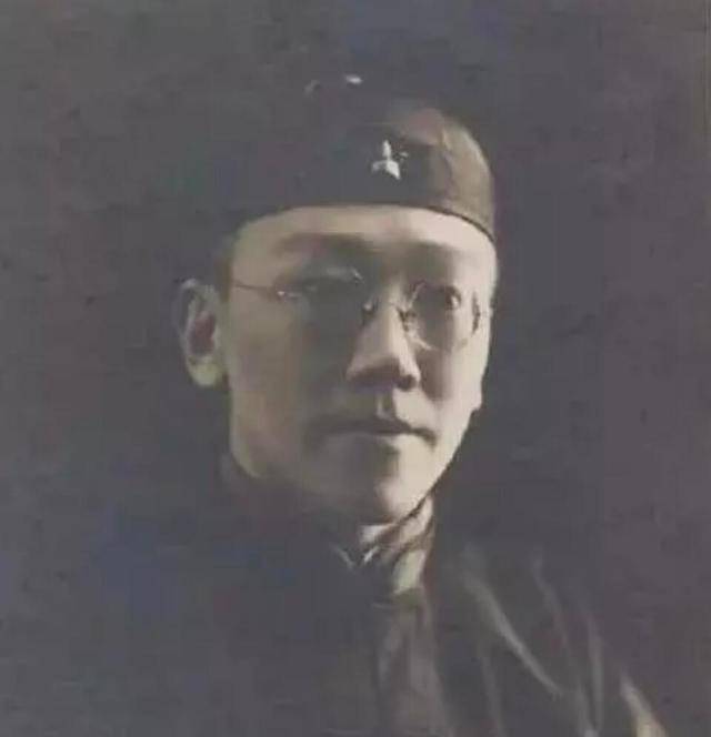 袁克文离世时,遗产仅剩20块钱,葬礼却有上千名风尘女子为他戴孝