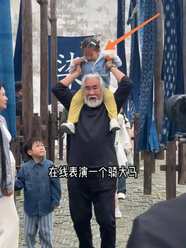 张纪中夫妇现身乌镇,72岁的他抱着5岁儿子,妻子孕4个月已显怀!