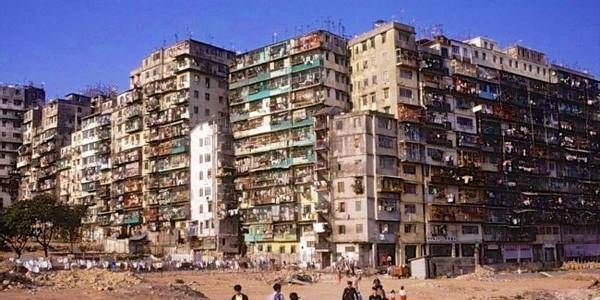 1980年代的香港九龙城寨,一个连警察都不敢进的禁区,究竟多乱?