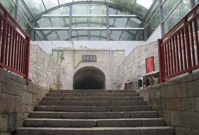 殊不知,梁王小妾在下葬前曾对自己和马夫私通而愧疚,因此特意命人将其