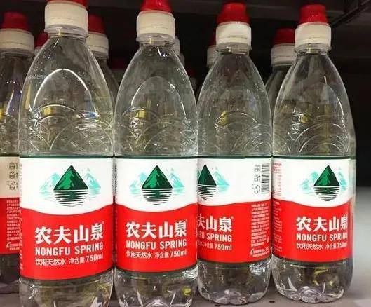 经验后,农夫山泉走出边缘市场,选择有显著差异性的550ml运动盖瓶装水