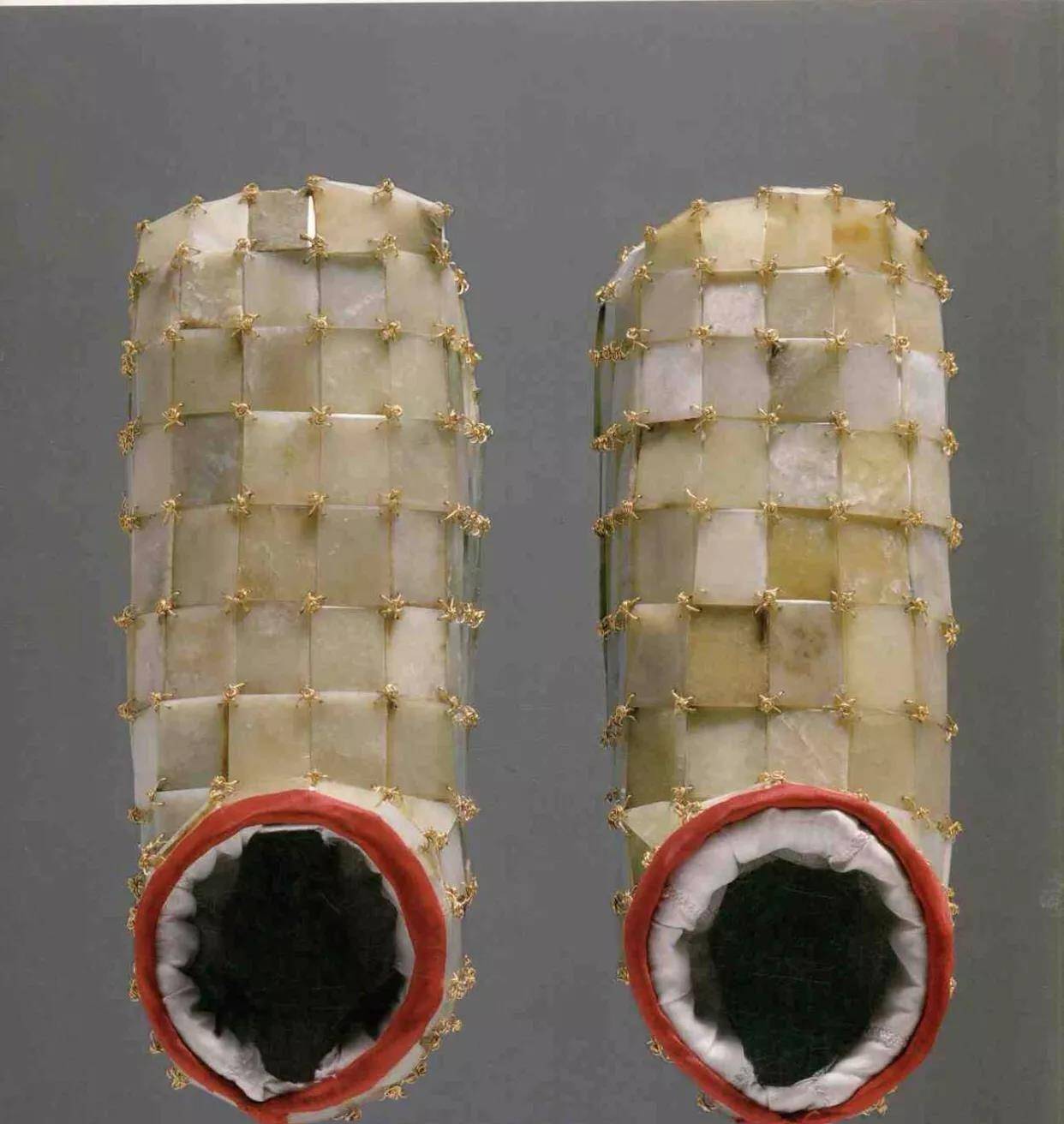 汉代王侯贵族的殓服金缕玉衣是怎么穿到身上的?是死前穿还是死后穿?