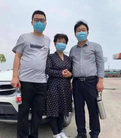 错换人生28年"真相逼近",许妈到郭威新房不敢直播,亲情难回归