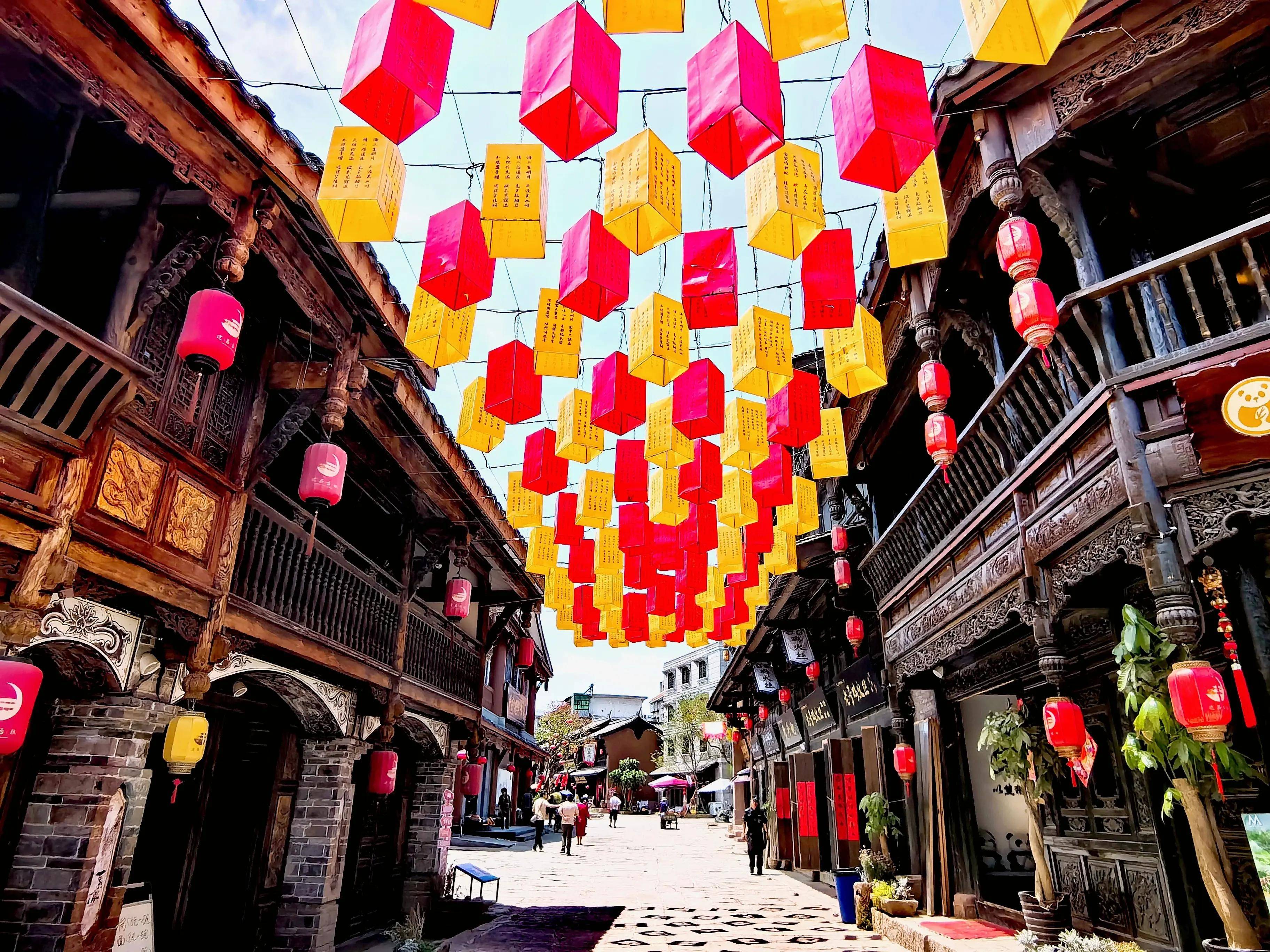 四川西昌:藏一个绝美的古城,百年古树根长在城墙上,叹为观止