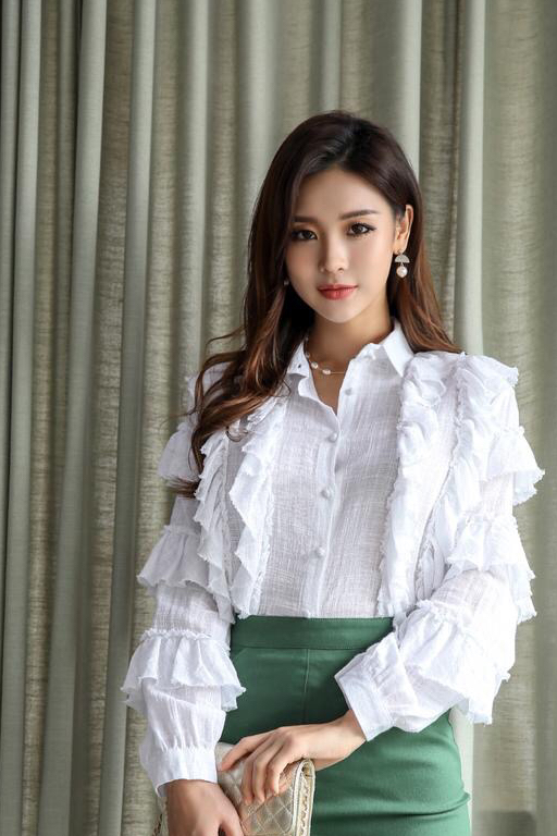 白色长袖搭配绿色小短裙,简洁中充满着高贵,无形中彰显女神风范