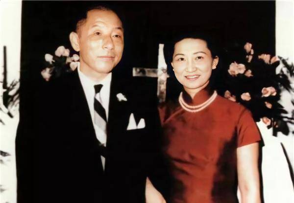 张学良在病床前紧紧握着她的手,从温热到冰凉久久不想放下.