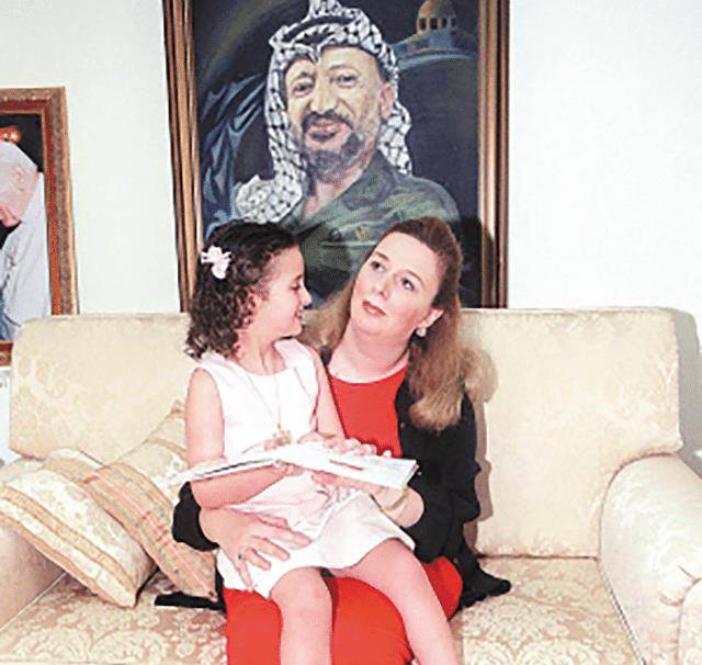 2004年,阿拉法特逝世,小34岁娇妻继承部分遗产,过上贵夫人生活