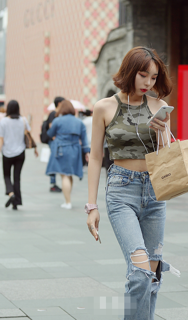 穿紧身小背心去逛街的小姐姐们,时尚又前卫绝对能"撩汉"