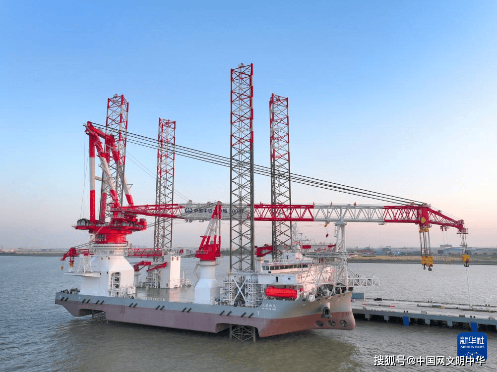 当日,由中铁大桥局和招商工业共同研制的最新一代2000吨自升式海上