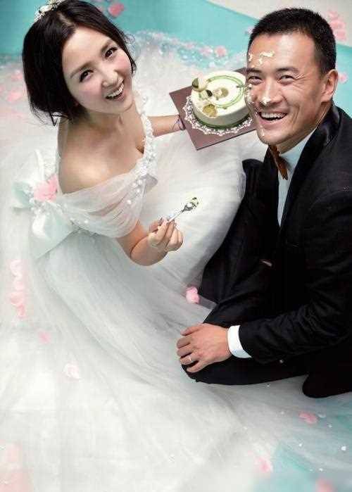 与何洁离婚7年,赫子铭宣布再婚喜讯,如今妻子出镜温柔声音甜美