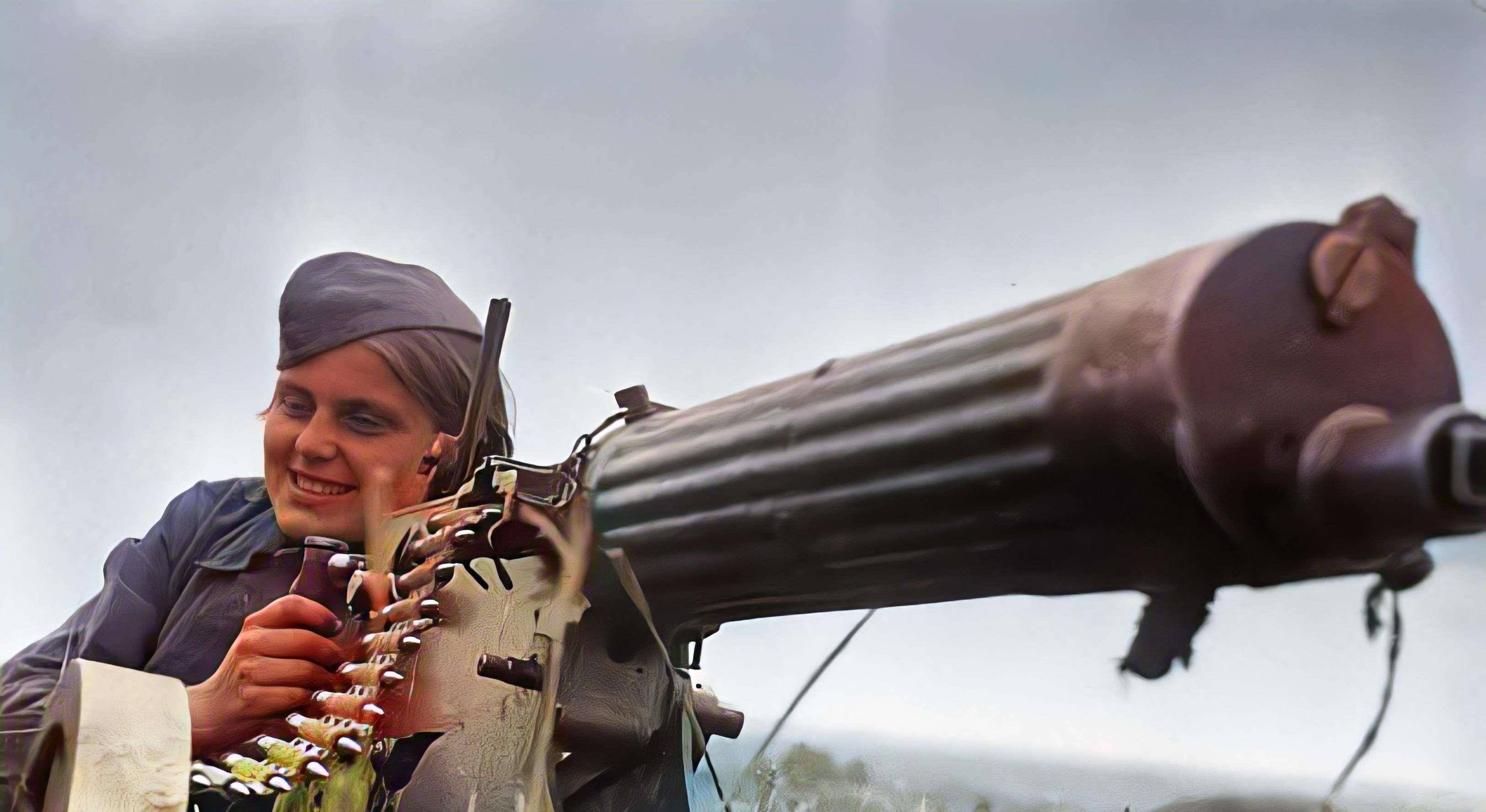 二战中的女人们,做接线员的美国女星,为德军跳艳舞的法国女郎