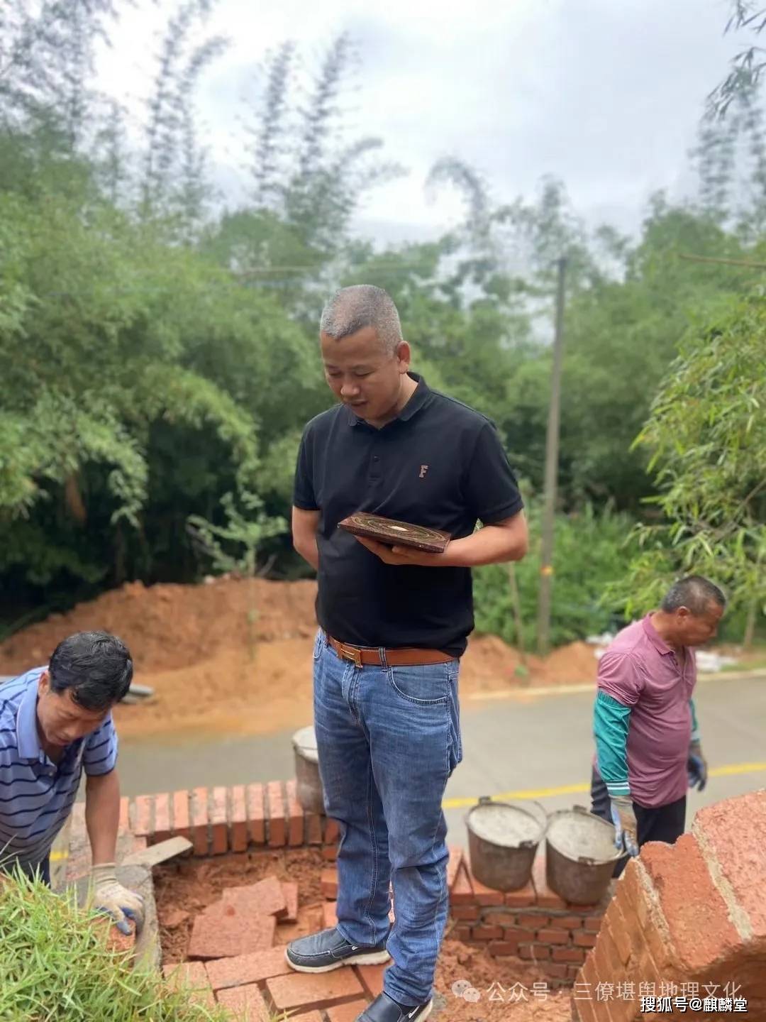 三僚曾真君:良辰吉日在梅州为福主立生基土地公碑,大吉大利大兴大发