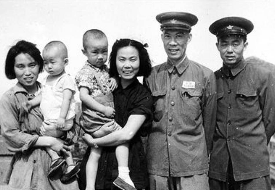 丈夫是少将父亲是上将,但两个男人见面从来不谈工作,说保密