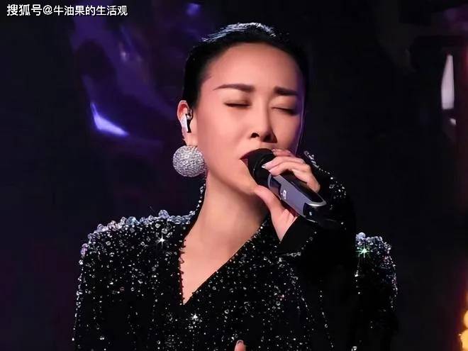 那英意外摔倒无人扶,工作人员怼脸拍摄引众怒,英子回应了