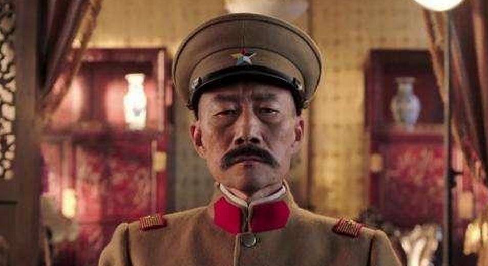 奉军大帅张作霖,也算一代枭雄,只向溥仪磕头跪拜,原因很简单