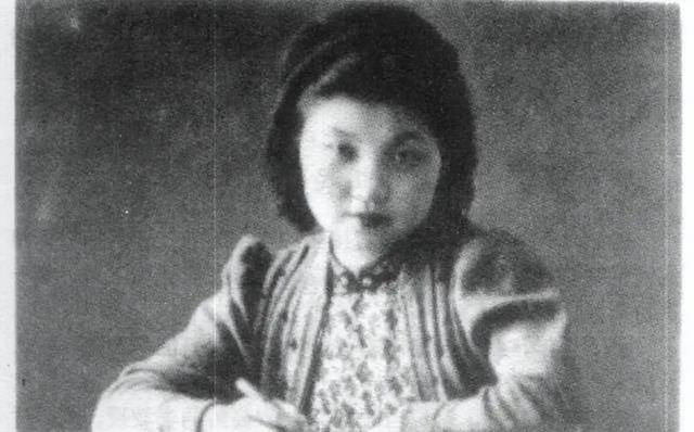 不久,随着南昌沦陷,章亚若随流亡人群来到赣州.