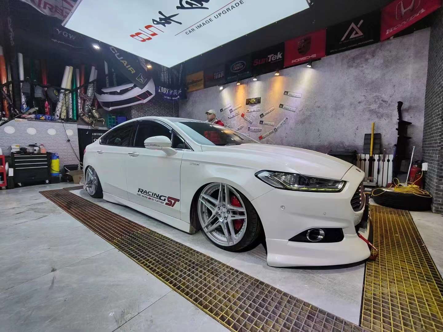 白色福克斯改装airbft气动避震姿态风格