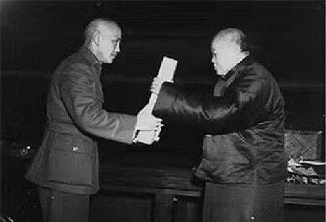 1952年吴稚晖死亡的内幕:距离老蒋生日仅剩32分钟,被拔掉氧气管