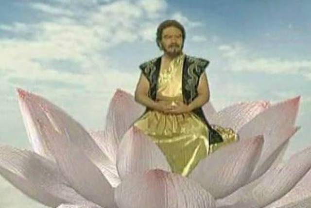 四面旗帜分别是戊己杏黄旗,青莲宝色旗,离地焰光旗,素色云界旗.