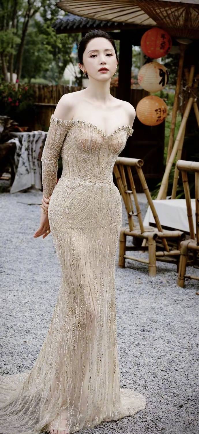 董璇不愧是"女神龙",穿香槟色礼服秀丰腴身材,比小姑娘更迷人