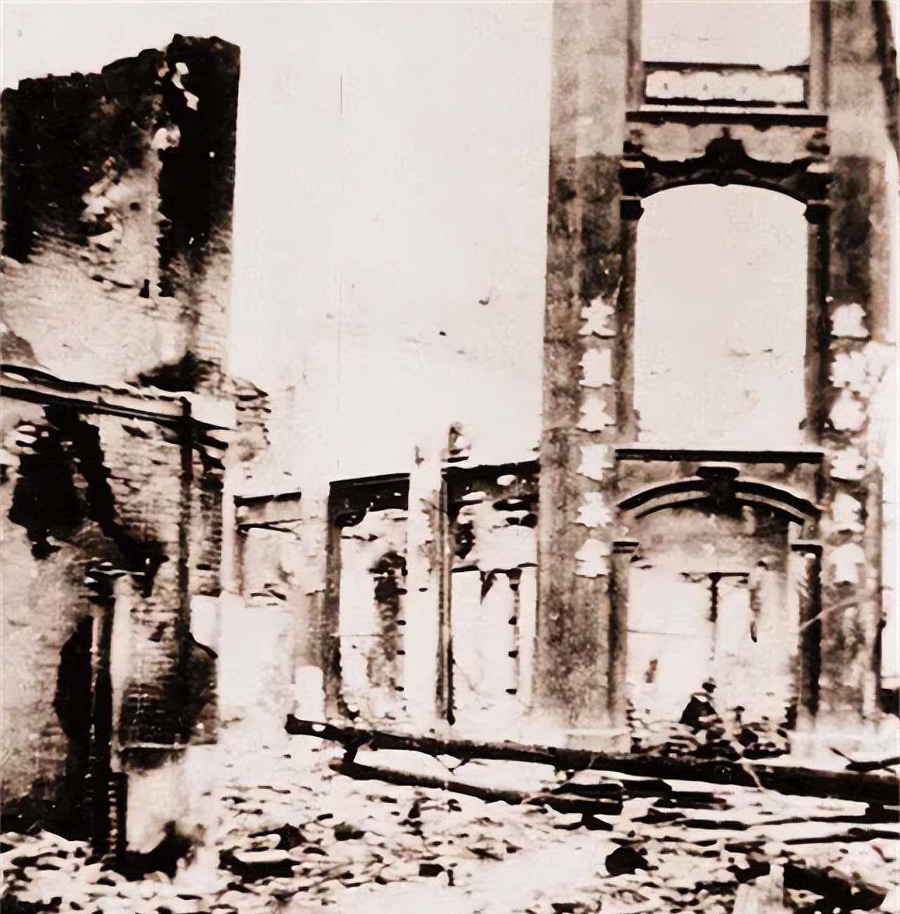 当时,从武汉撤到长沙的周总理和郭沫若都在城中.