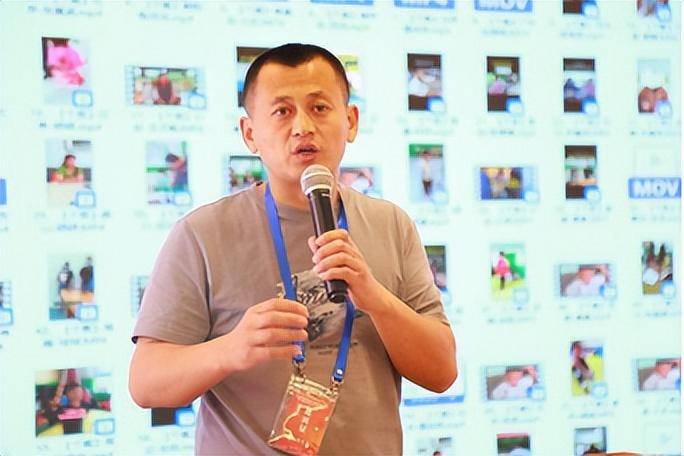 会长金明俊先向聂振强编著赠送锦旗韩国·韩中姓氏文化交流中心会长